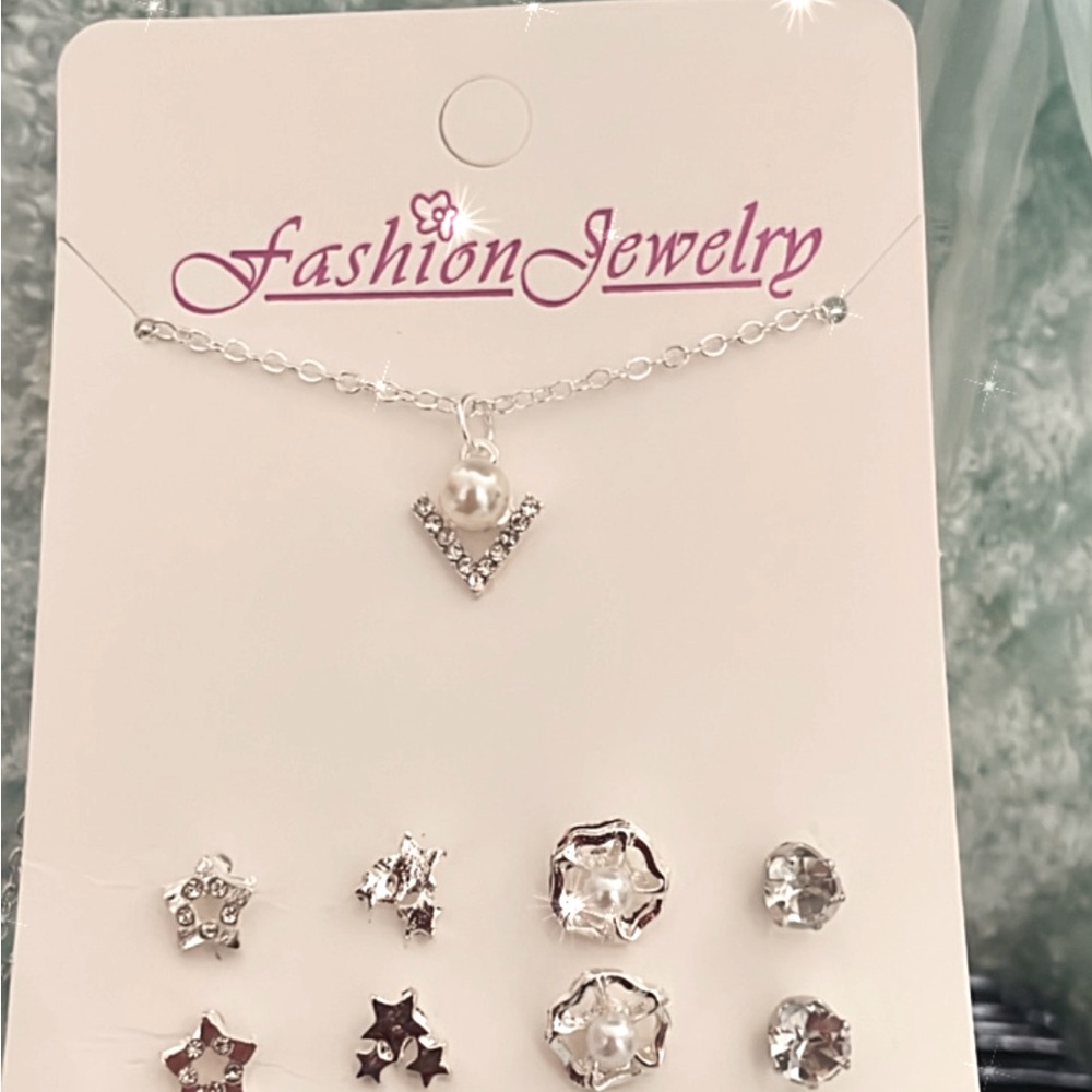 Beautiful new chain with its different earrings for a lady or girl